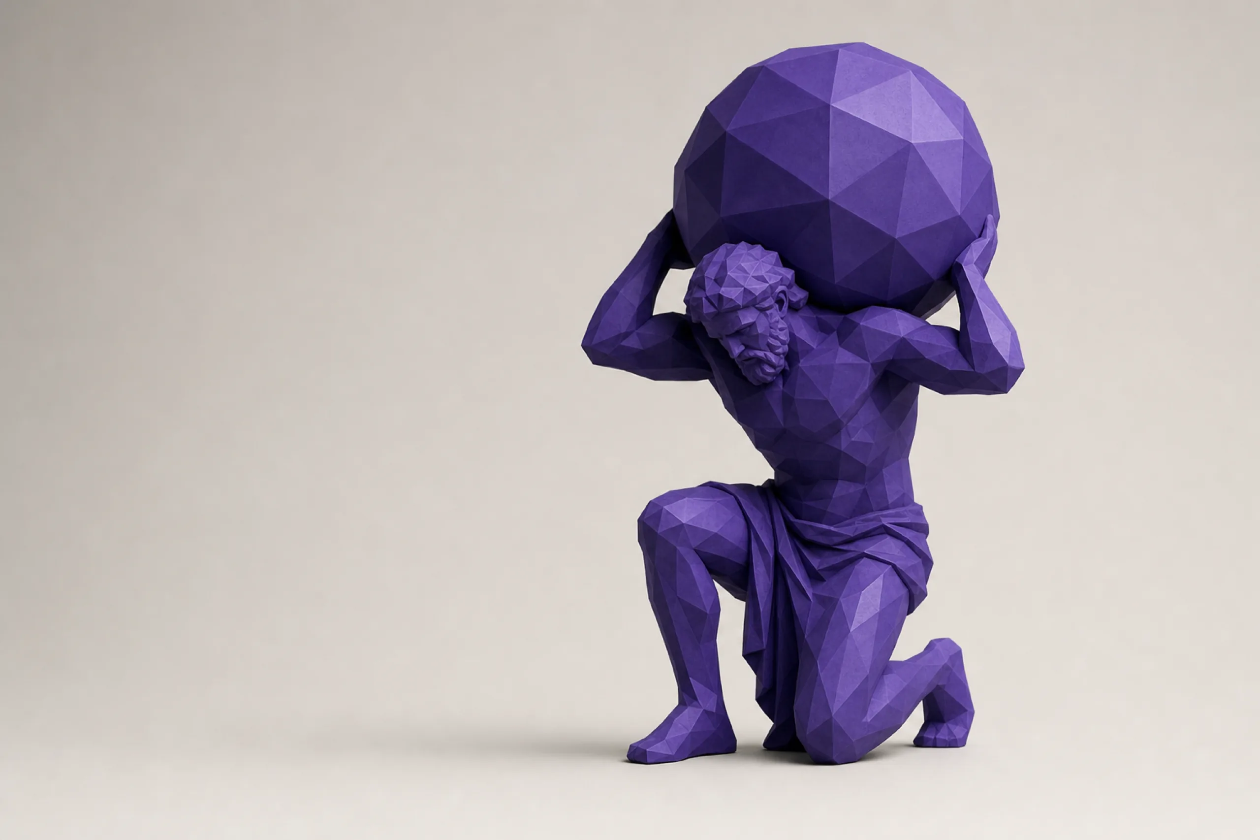 Facettierte Atlas-Skulptur in Violett trägt eine große Kugel, Sinnbild für die Last im Tagesgeschäft, die wir abnehmen.